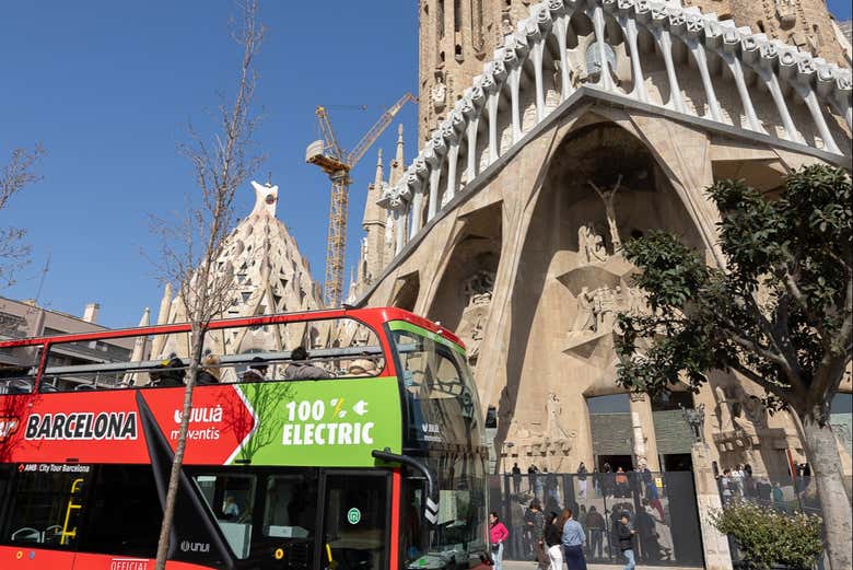 O ônibus em frente à Sagrada Família