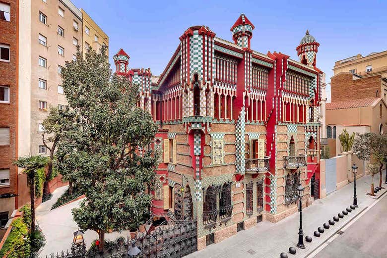 Exterior da colorida Casa Vicens