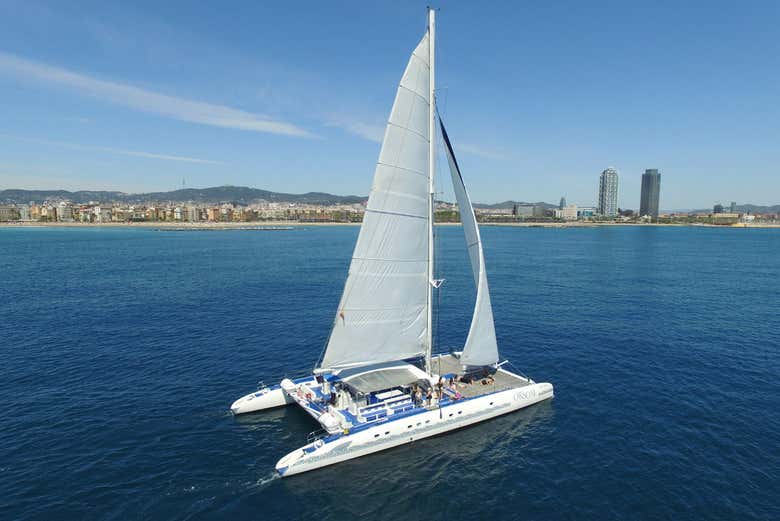 Passeio de catamarã com música ao vivo