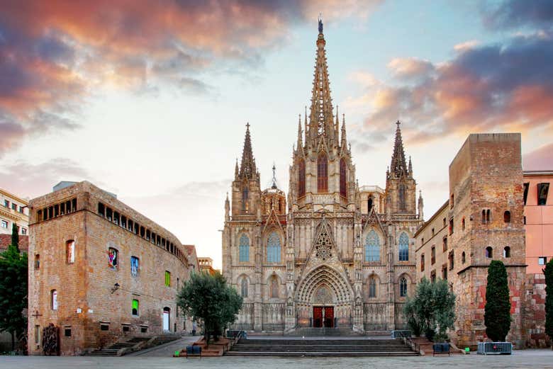 Fachada principal da catedral de Barcelona