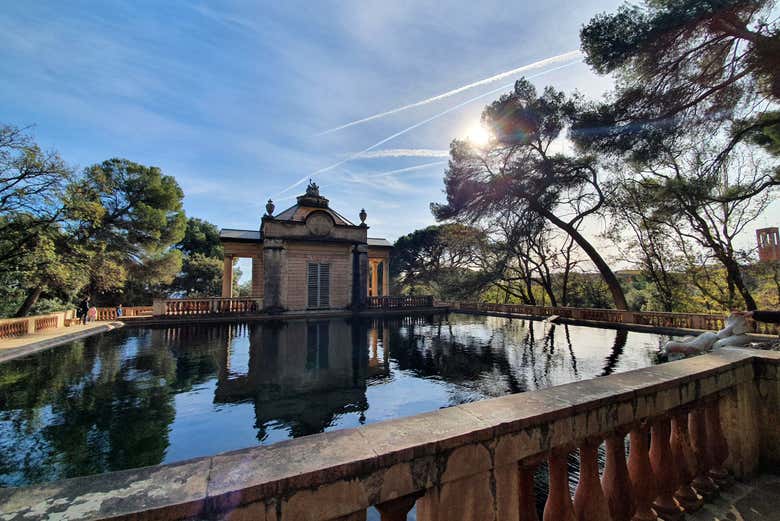 Nas margens do lago no Laberint d'Horta