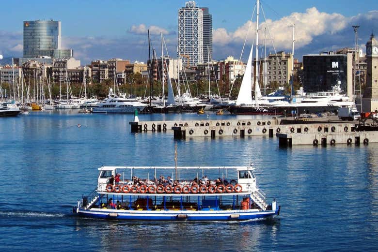 O barco Las Golondrinas no porto de Barcelona