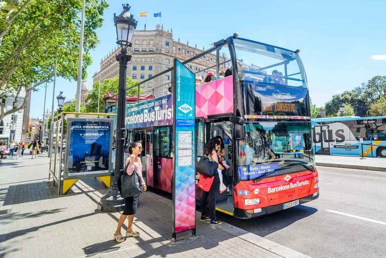 Panorâmica do ônibus turístico fazendo uma parada