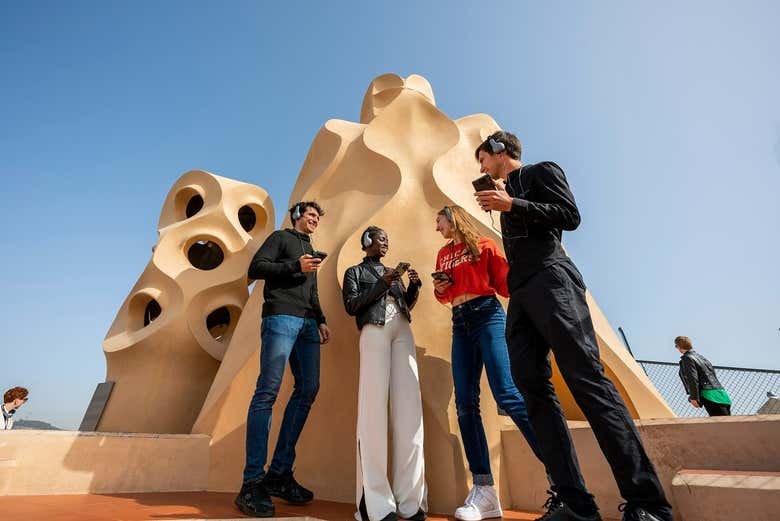 Visitando o terraço o de La Pedrera em Barcelona com audioguia