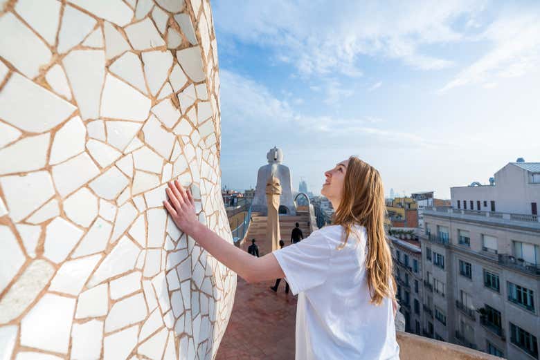 Tocando um dos guerreros de La Pedrera