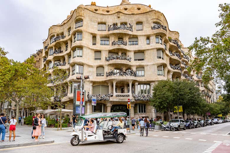Percorrendo o Passeig de Gràcia em um tuk tuk