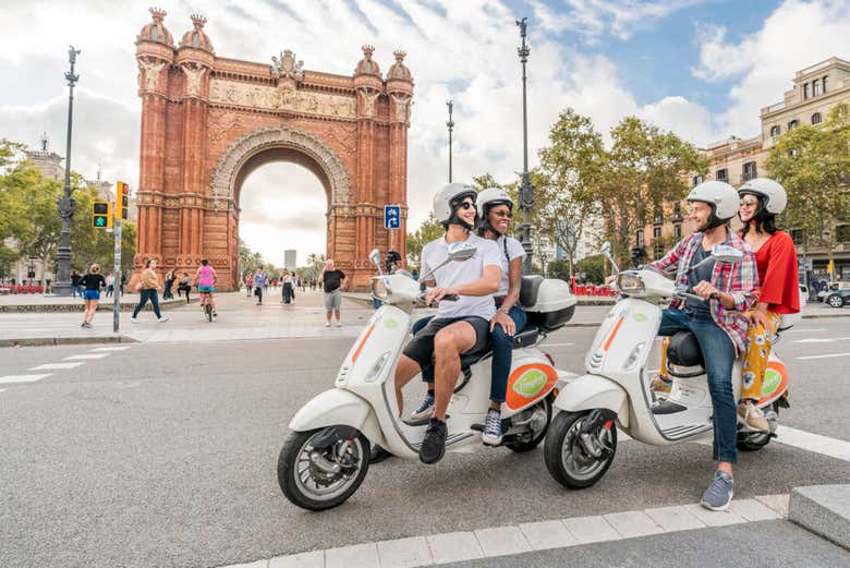 Vespas perto do Arco do Triunfo de Barcelona