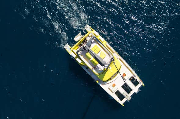 Passeio de catamarã solar por Barcelona