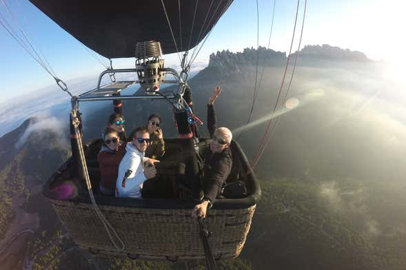 Passeio de balão por Montserrat
