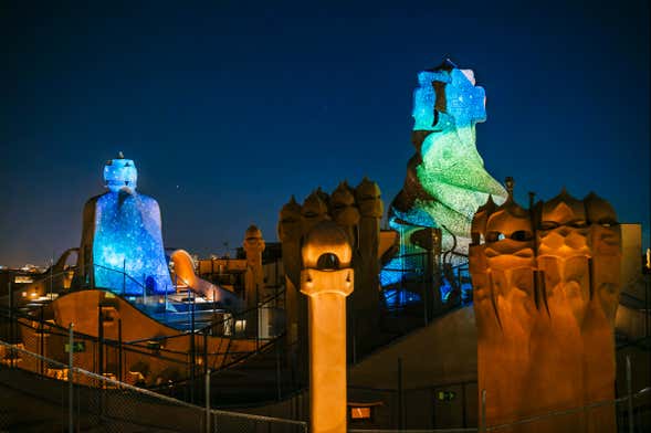 Visita noturna e espetáculo em La Pedrera